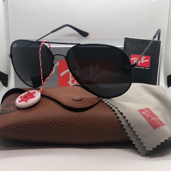 Black ray ban glasses